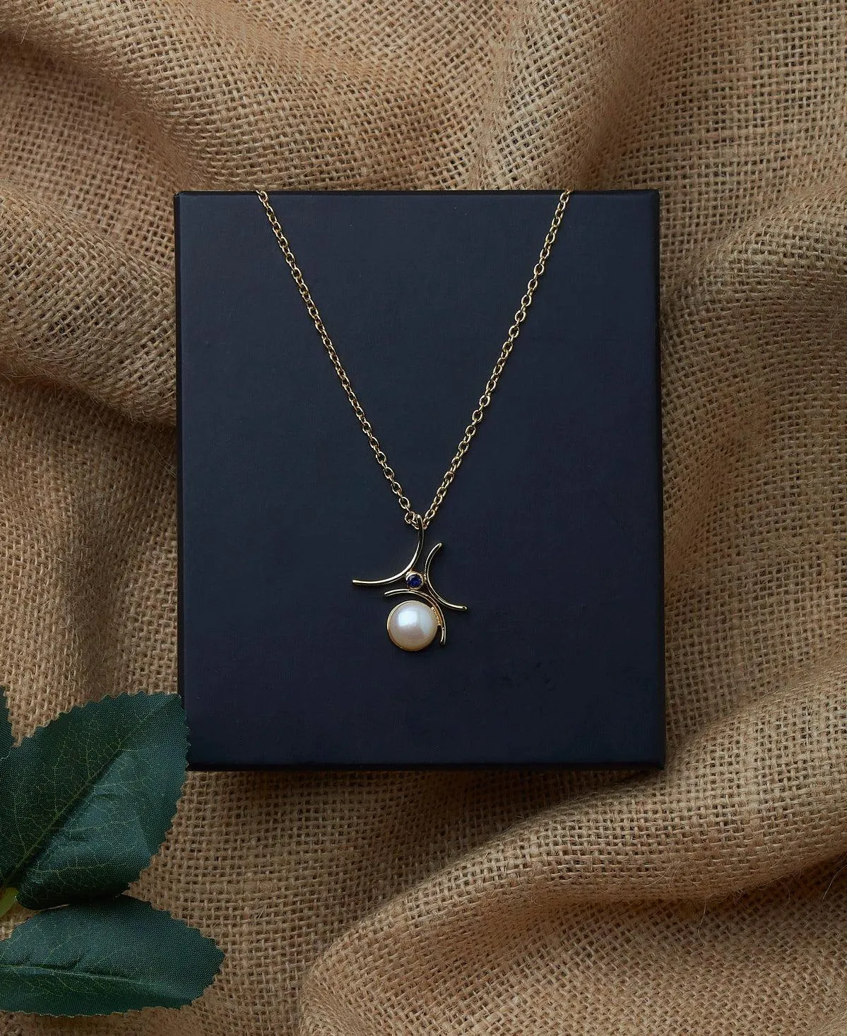 Fashionable Stone Studded Pearl Pendant